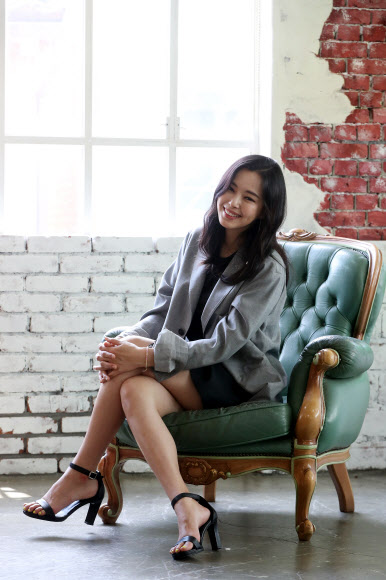 최근 종영한 드라마 ’역적:백성을 훔친 도적’ 배우 이하늬가 서울 종로구 팔판동의 한 카페에서 인터뷰에 앞서 포즈를 취하고 있다.     연합뉴스