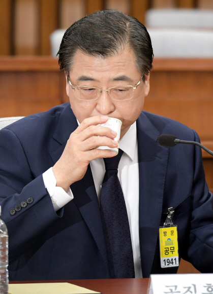 서훈 국정원장 후보자가 29일 국회에서 열린 인사청문회에서 물을 마시고 있다.  이종원 선임기자 jongwon@seoul.co.kr