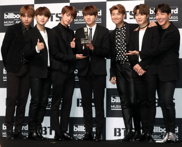 그룹 방탄소년단이 29일 오전 서울 중구 롯데호텔에서 2017 빌보드 뮤직 어워드 ’톱 소셜 아티스트’ 부문 수상 기념 기자간담회에 앞서 포토타임을 갖고 있다.    연합뉴스