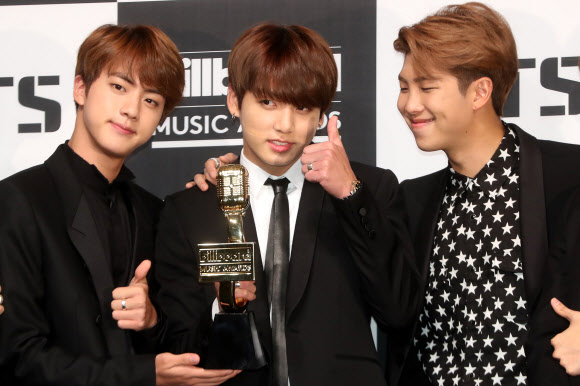그룹 방탄소년단의 진(왼쪽부터), 정국, 랩몬스터가 29일 오전 서울 중구 롯데호텔에서 열린 2017 빌보드 뮤직 어워드 ’톱 소셜 아티스트’ 부문 수상 기념 기자간담회에 앞서 포즈를 취하고 있다.     연합뉴스