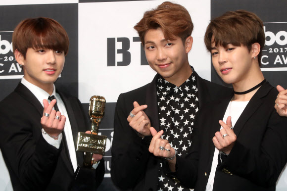 그룹 방탄소년단(BTS)이 29일 오전 서울 중구 롯데호텔에서 2017 빌보드 뮤직 어워드 ’톱 소셜 아티스트’ 부문 수상 기념 기자간담회에 앞서 포토타임을 갖고 있다.    연합뉴스