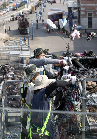 서울로7017 개장 기념 작품 ’슈즈트리’가 여러 논란 끝에 29일 오후 철거되고 있다.  연합뉴스