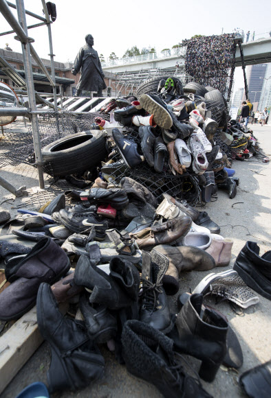 서울로7017 개장 기념 작품 ’슈즈트리’가’냄새’, ’흉물’ 등 숱한 논란 끝에 29일 오후 철거되고 있다.  연합뉴스