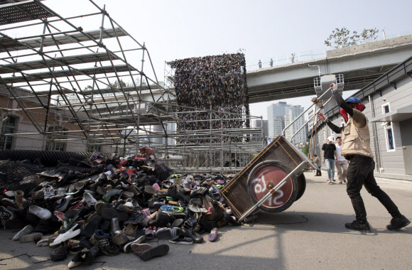 서울로7017 개장 기념 작품 ’슈즈트리’가 여러 논란 끝에 29일 오후 철거되고 있다.  연합뉴스