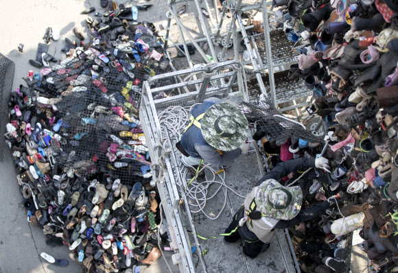 서울로7017 개장 기념 작품 ’슈즈트리’가 여러 논란 끝에 29일 오후 철거되고 있다.  연합뉴스