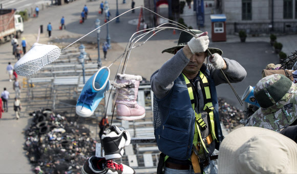서울로7017 개장 기념 작품 ’슈즈트리’가 29일 오후 철거되고 있다.  연합뉴스