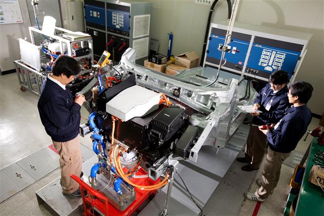 현대차 연구원들이 경기 용인시 기흥구 마북동 환경기술연구소에서 수소전기차 개발을 위한 실험을 하고 있다. 현대차 제공
