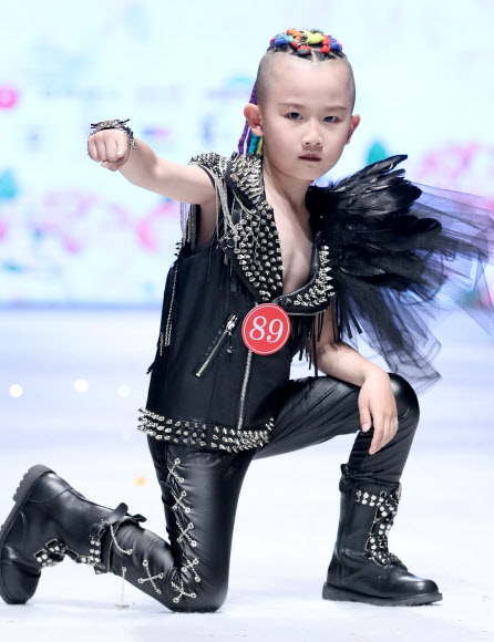 29일(현지시간) 중국 산동 지방 칭다오(靑島)에서 열린 ‘어린이 모델 콘테스트’ 중 참가 어린이가 패션 작품을 선보이고 있다. 신화 연합뉴스