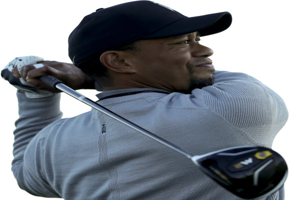 타이거 우즈가 지난 1월 열린 파머스 인슈어런스 대회에서 티샷을 한 다음 공의 궤적으로 보고 있다.