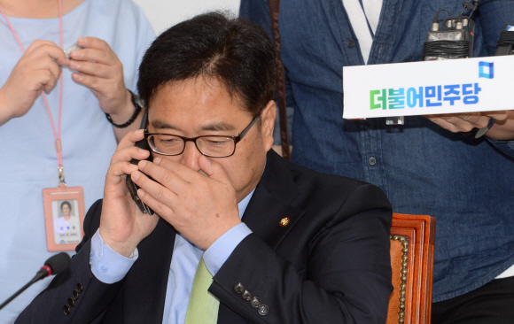 더불어민주당 우원식 원내대표가 30일 국회에서 열린 원내대책회의에서 누군가와 통화하고 있다.  이종원 선임기자 jongwon@seoul.co.kr