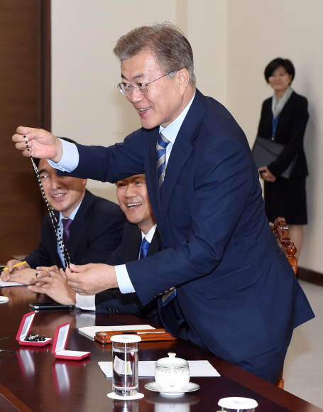 교황에게 묵주 선물 받은 文대통령  