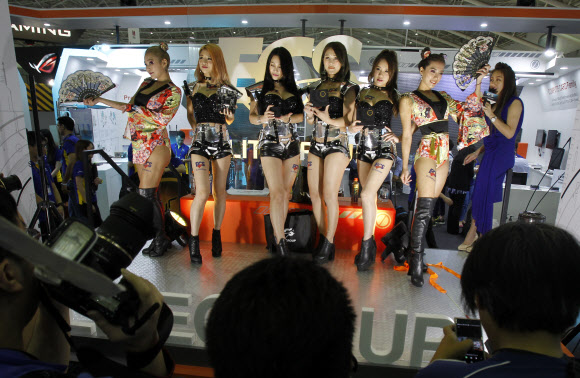 30일(현지시간) 대만 타이베이의 세계무역센터에서 열린 ‘대만 컴퓨텍스 박람회(Computex Taipei exhibition)’중 홍보 모델들이 제품을 선보이고 있다. AP 연합뉴스