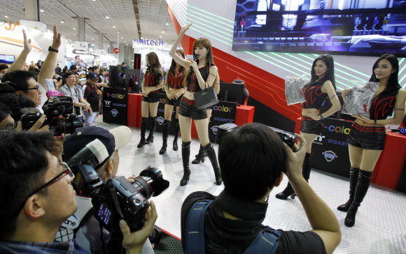 30일(현지시간) 대만 타이베이의 세계무역센터에서 열린 ‘대만 컴퓨텍스 박람회(Computex Taipei exhibition)’중 홍보 모델들이 제품을 선보이고 있다. AP 연합뉴스