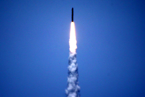 미 국방부는 30일(현지시간) 성명에서 미 본토에 대한 대륙간탄도미사일(ICBM) 공격을 가정한 요격시험을 실시했으며, 태평양 상공에서 가상의 이 ICBM을 격추했다고 밝혔다. 요격시험은 태평양 마셜군도 부근에서 미 본토를 향해 미사일로 가상 공격을 하면 캘리포니아 주(州) 반덴버그 공군기지 내 지하 격납고에서 요격미사일을 발사해 태평양