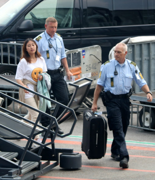 암스테르담 향하는 항공기 탑승하는 정유라