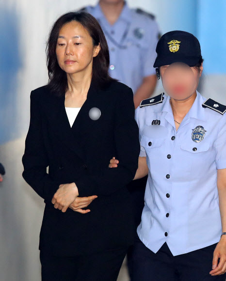 법정 향하는 조윤선