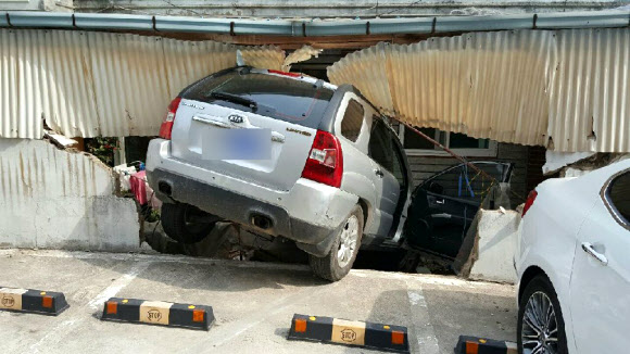 주택으로 돌진한 차량