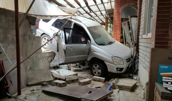 주택으로 돌진한 차량