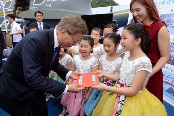 문재인 대통령이 31일 새만금 신시광장에서 열린 제22회 바다의 날 기념식을 마치고 공연을 한 초롱초롱동요학교 학생들이 쓴 손편지를 받고 있다. 2017. 05. 31 청와대사진기자단