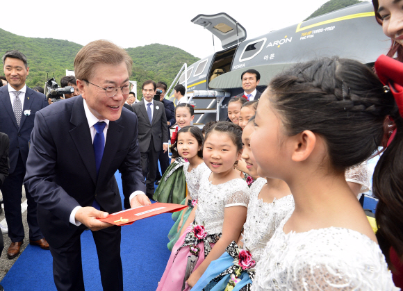 문재인 대통령이 31일 오전 전북 군산시 새만금 신시도에서 열린 제22회 바다의날 기념식에서 행사가 끝난후 공연을 마친 어린이들이 직접 적은 손편지를 받고 있다. 2017. 05. 31 청와대사진기자단