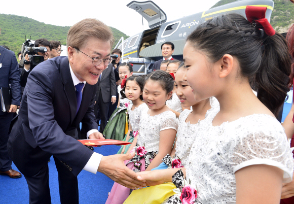 문재인 대통령이 31일 오전 전북 군산시 새만금 신시도에서 열린 제22회 바다의날 기념식에서 행사가 끝난후 공연을 마친 어린이들이 직접 적은 손편지를 받고 있다. 2017. 05. 31 청와대사진기자단
