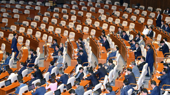 31일 국무총리인준안을 표결처리 하기 위해 열린 국회 본회의장에서 자유한국당 의원들이 불참한채 의원들이 대기하고 있다. 2017.05.31   이종원 선임기자 jongwon@seoul.co.kr