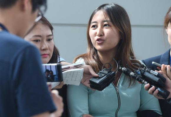 최순실씨의 딸 정유라씨가 31일 인천국제공항을 통해 입국한 후 취재진들의 질문을 받고 있다. 박윤슬 기자 seul@seoul.co.kr
