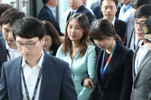 최순실의 딸 정유라씨가 31일 오후 인천공항에 도착한 뒤 취재진의 질문에 답한 뒤 검찰 관계자에 의해 호송되고 있다. 박윤슬 기자 seul@seoul.co.kr