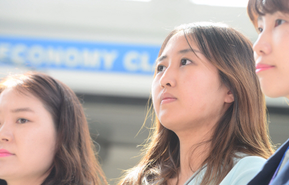 최순실의 딸 정유라씨가 31일 인천국제공항으로 입국, 검찰에 체포된 채 계류장에서 취재진들로부터 질문을 받고 있다. 2017. 05. 31 박윤슬 기자 seul@seoul.co.kr