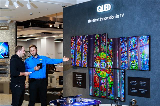 30일(현지시간) 영국의 런던 중심가에 있는 셀프리지 백화점 내 삼성전자 매장에서 직원이 QLED TV에 대해 설명하고 있다. 삼성전자 제공