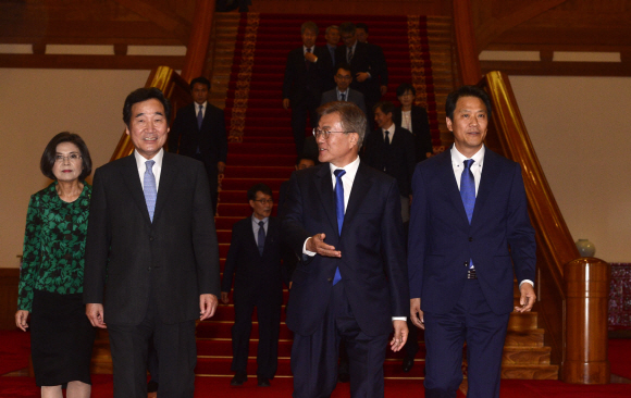 31일  청와대에서 열린 국무총리 임명장 수여식에서 문재인 대통령이 이낙연 국무총리에게 임명장을 수여한후 나서고 있다. 2017. 05. 31 안주영 기자 jya@seoul.co.kr