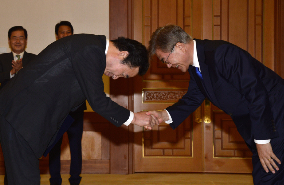 31일  청와대에서 열린 국무총리 임명장 수여식에서 문재인 대통령이 이낙연 국무총리에게 임명장을 수여하고 있다. 2017. 05. 31 안주영 기자 jya@seoul.co.kr