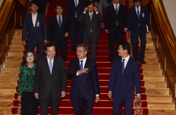 31일 청와대에서 열린 국무총리 임명장 수여식에서 문재인 대통령이 이낙연 국무총리에게 임명장을 수여한후 나서고 있다. 2017. 05. 31 안주영 기자 jya@seoul.co.kr