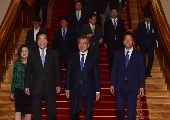 31일  청와대에서 열린 국무총리 임명장 수여식에서 문재인 대통령이 이낙연 국무총리에게 임명장을 수여한후 나서고 있다. 2017. 05. 31 안주영 기자 jya@seoul.co.kr