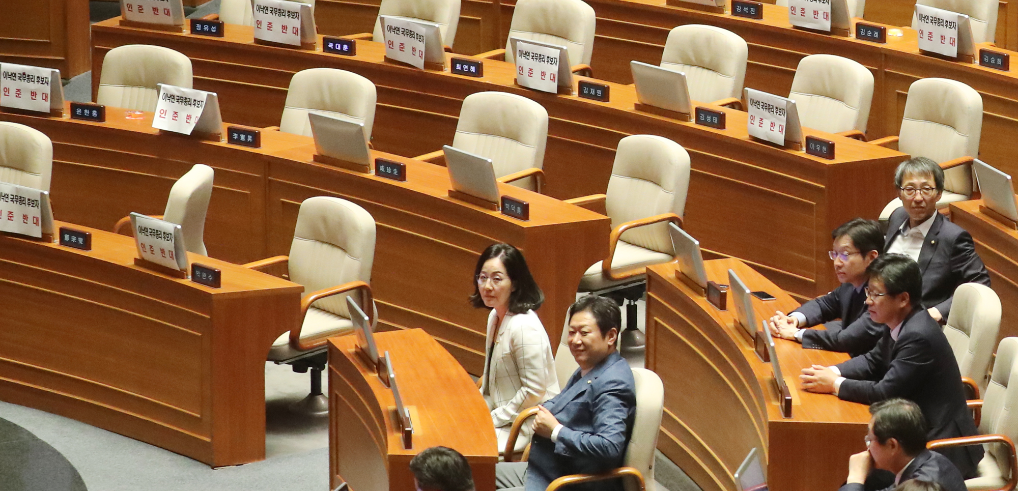 홀로 표결 참여한 한국당 김현아 의원