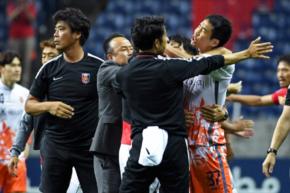 제주 유나이티드 김원일(오른쪽)이 31일 일본 본 사이타마 스타디움 2002에서 열린 2017 AFC 챔피언스리그 우라와와 16강 2차전에서 감정을 폭발하고 있다. AFP 연합뉴스