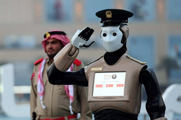 “세계 최초 로봇 경찰관 신고합니다”