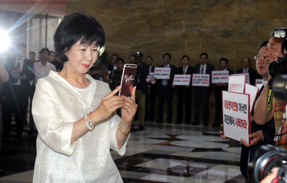 자유한국당 피켓시위 촬영하는 손혜원 의원