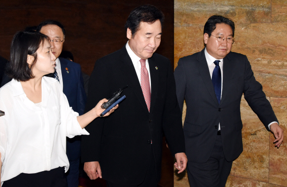 이낙연 국무총리가 1일 국회를 방문, 기자들의 질문을 받으며 의장실로 향하고 있다. 2017.06.01    이종원 선임기자 jongwon@seoul.co.kr