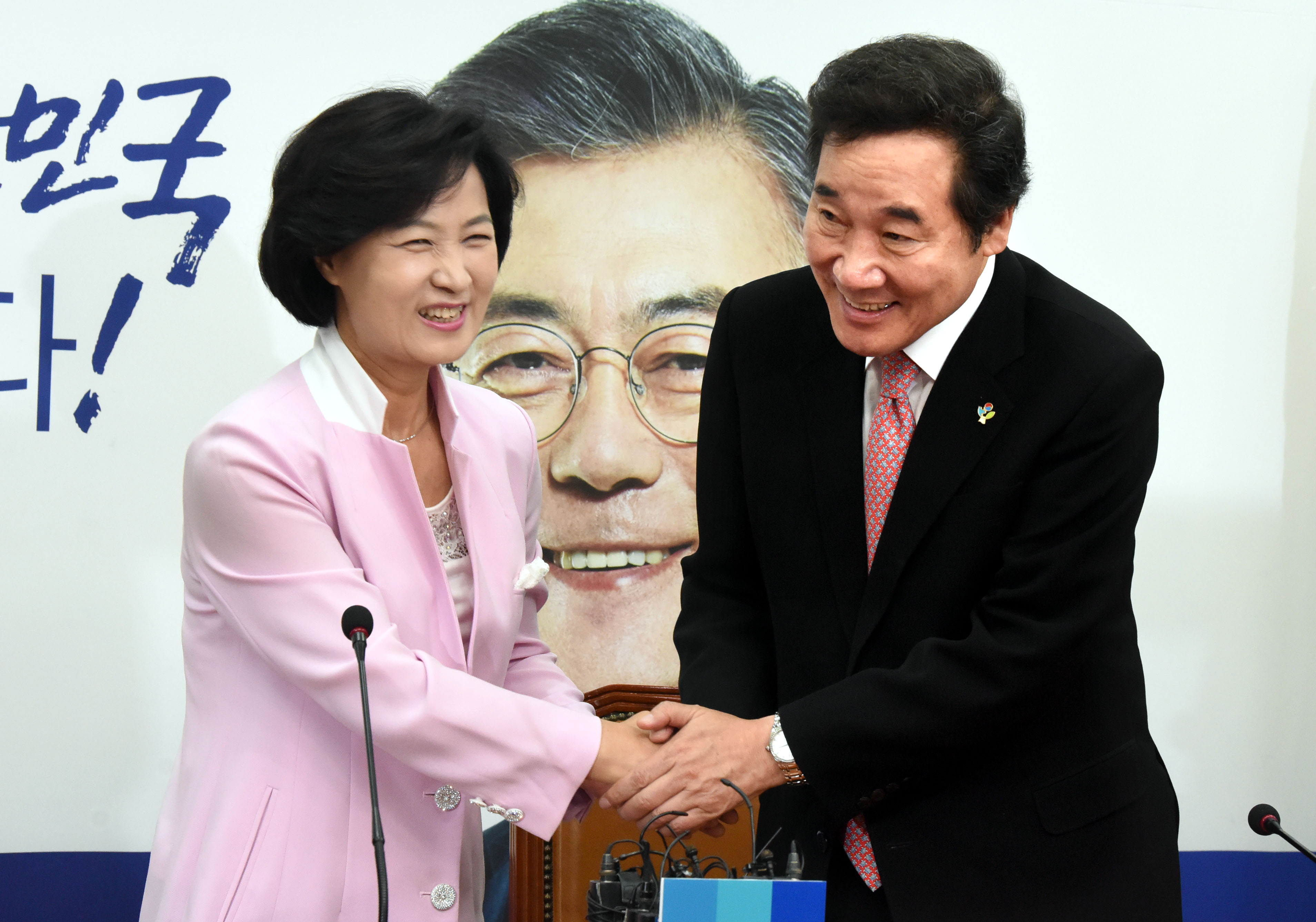 더불어민주당 추매애 대표와 악수하는 이낙연 국무총리