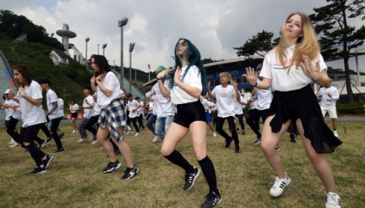 1일 강원도 평창 알펜시아 스키점프대 앞에서 K-POP 커버댄스대회 참가자들이 자신의 실력을 뽐내며 춤을 추고 있다. 2017.6.1 박지환기자 popocar@seoul.co.kr
