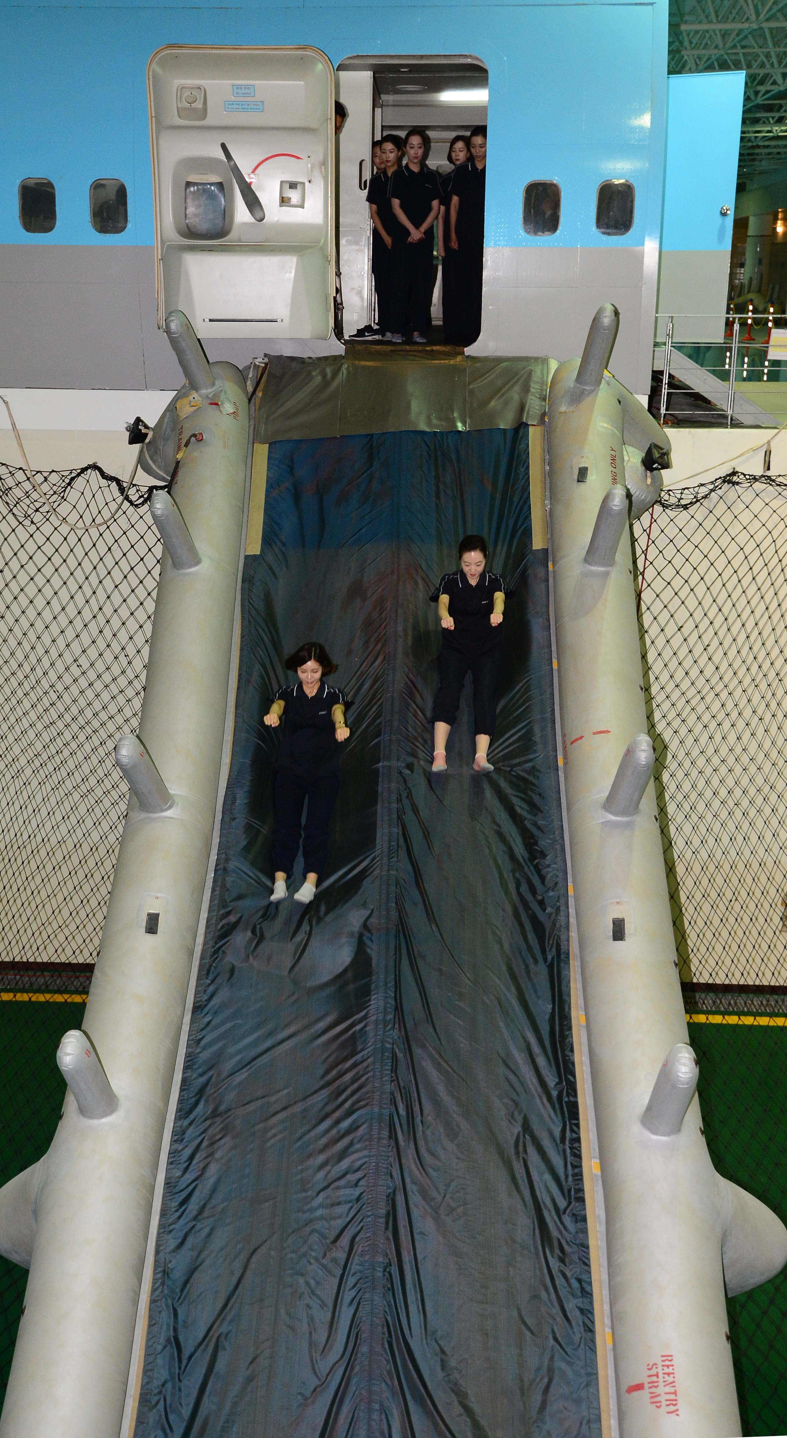 비행탈출 훈련하는 승무원들