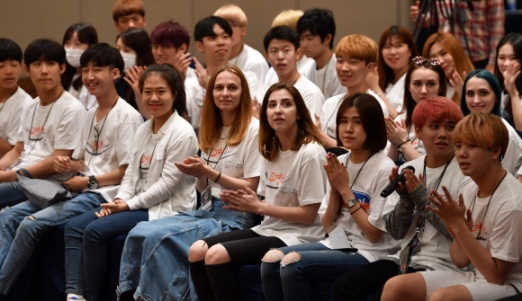 1일 강원도 평창 알펜시가 포레스트홀에서 열린 한류 토크콘서트에 참석한 K-POP 커버댄스 참가자들이 이야기를 나누고 있다. <br>박지환 기자 popocar@seoul.co.kr