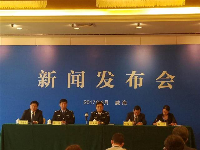 중국 산둥성 공안청 관계자들이 2일 기자회견을 열고 지난달 웨이하이 터널에서 발생한 한국 국제학교 유치원생 통학차량 화재 참사에 대한 조사 결과를 발표하고 있다. 주중 한국대사관 제공