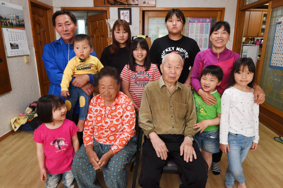전남 장흥군 장동면 조향리 7남매 가족이 할아버지, 할머니와 함께 카메라 앞에서 포즈를 취하고 있다.