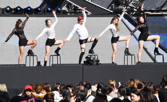 3위인 미국 남녀혼성 5인조 그룹 ‘더 퍼스트 바이트’가 브레이브걸스의 노래 ‘롤린’에 맞춰 의자춤을 추고 있다. 최해국 선임기자 seaworld@seoul.co.kr