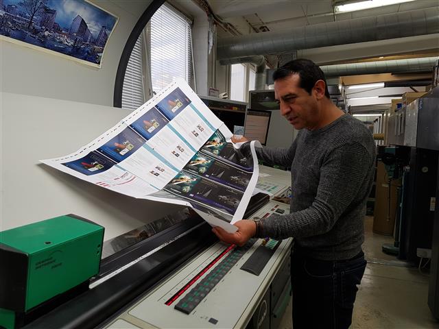 터키 출신의 소너 카라타스 모티브오피셋(베를린 인쇄회사) 대표가 인쇄 품질을 확인하고 있다.