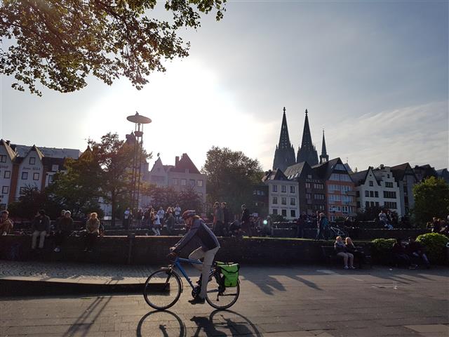 독일 경제 성장의 상징인 라인강 옆에서 시민들이 늦은 오후 휴식을 취하고 있다.
