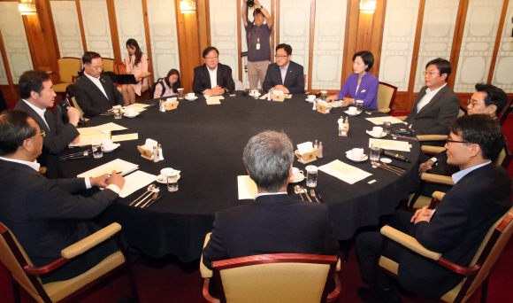 5일 오전 서울 삼청동 총리공관에서 열린 고위 당정청 회의에 참석한 이낙연 총리(왼쪽 두번째)등 참석자들이 회의를 하고있다.   이종원 선임기자 jongwon@seoul.co.kr