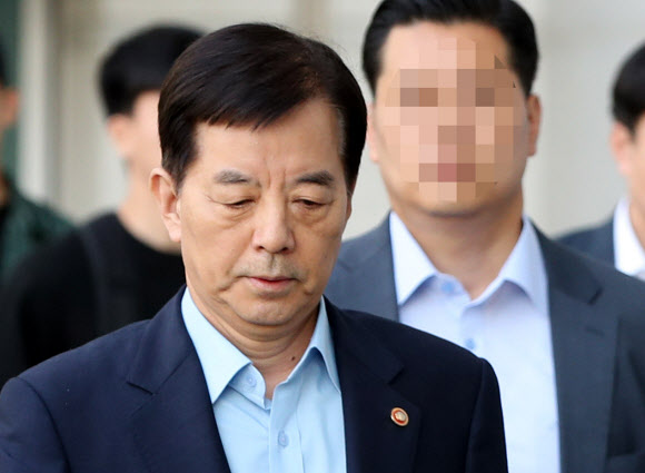 한민구 국방부 장관이 5일 오전 싱가포르에서 열린 제16차 아시아안보회의 일정을 마치고 인천공항을 통해 귀국하고 있다. 연합뉴스